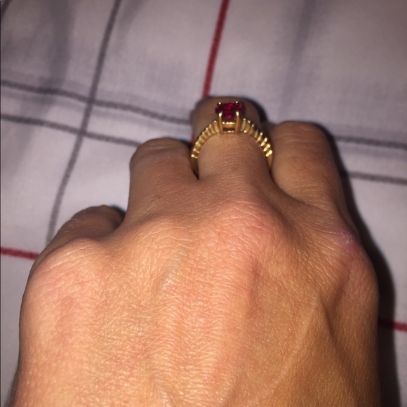 NIB*Ladies 14kt gold HGE 1 ctw sim. red ruby ring - Picture 5 of 8